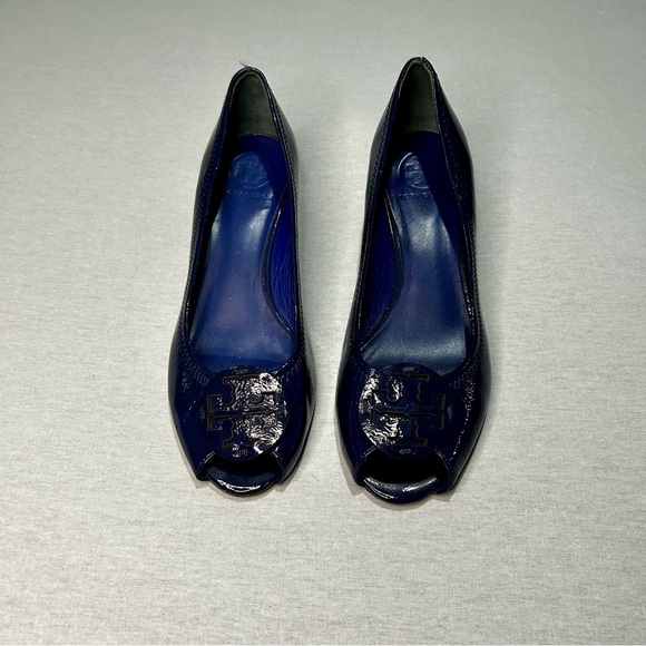Tory Burch Peep Toe Wedges Size 8M in Blue Patent Leather with Tory Emblem - Picture 1 of 6